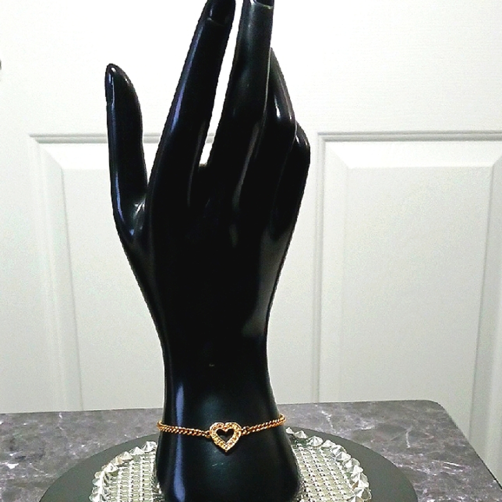 Elegant Gold Heart Bracelet